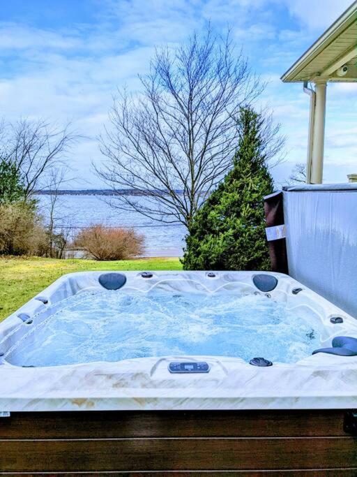 Artemis Lakehouse - Hot Tub, Lakefront & Racetrack Villa Saratoga Springs Esterno foto